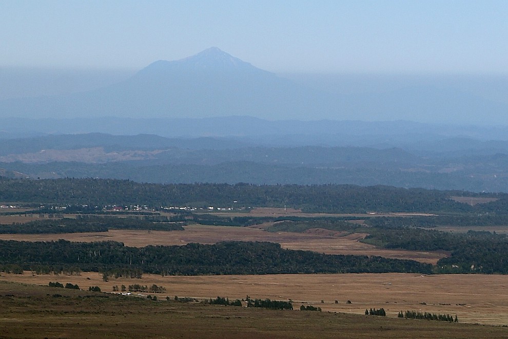 Blick in die Ebene mit Mount Taranaki